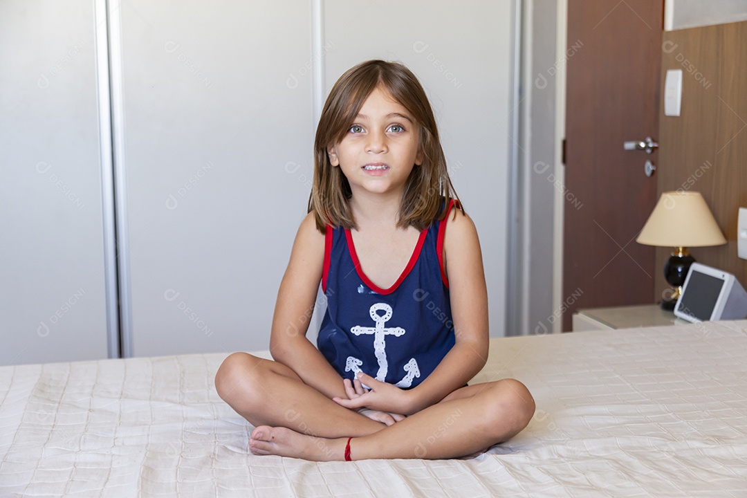 Linda garotinha fofa sobre seu quarto