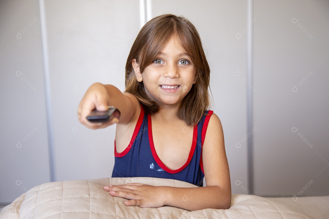 Linda garotinha fofa sobre fundo isolado