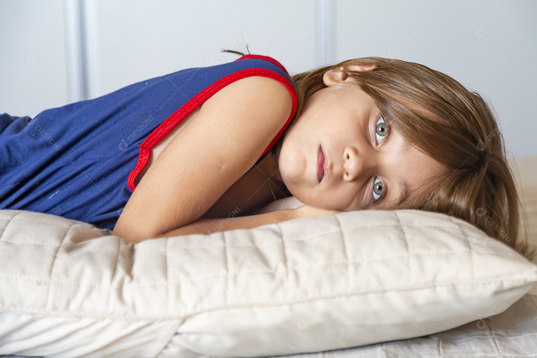 Linda garotinha fofa sobre fundo isolado