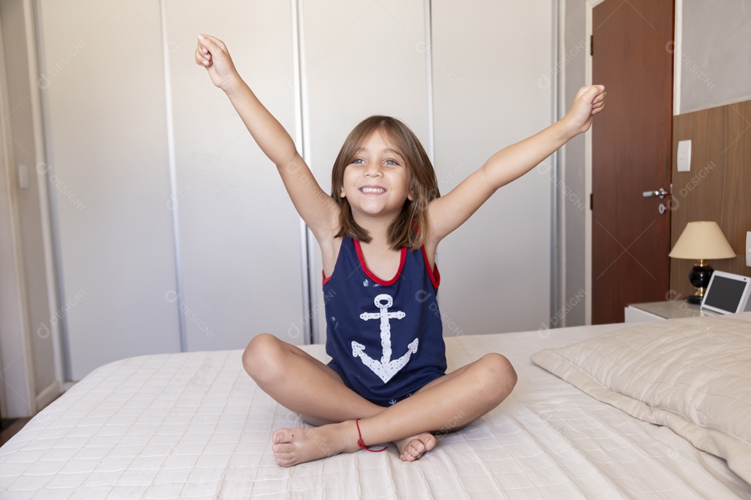 Linda garotinha fofa sobre fundo isolado