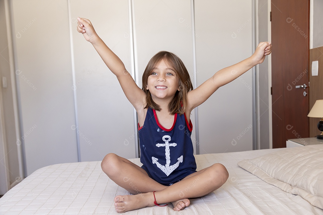 Linda garotinha fofa sobre fundo isolado