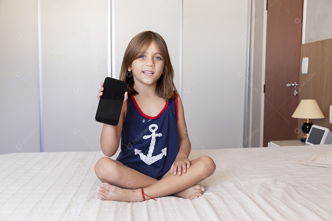 Linda garotinha fofa sobre fundo isolado