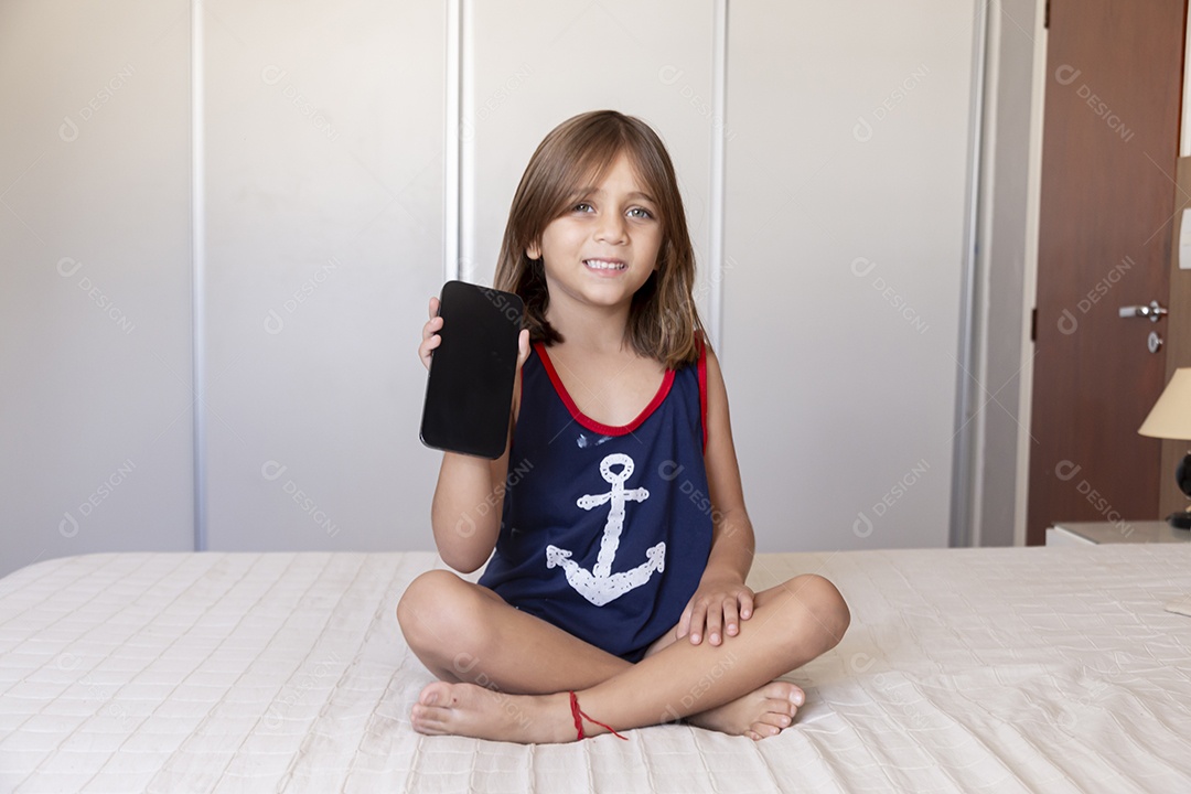 Linda garotinha fofa sobre fundo isolado