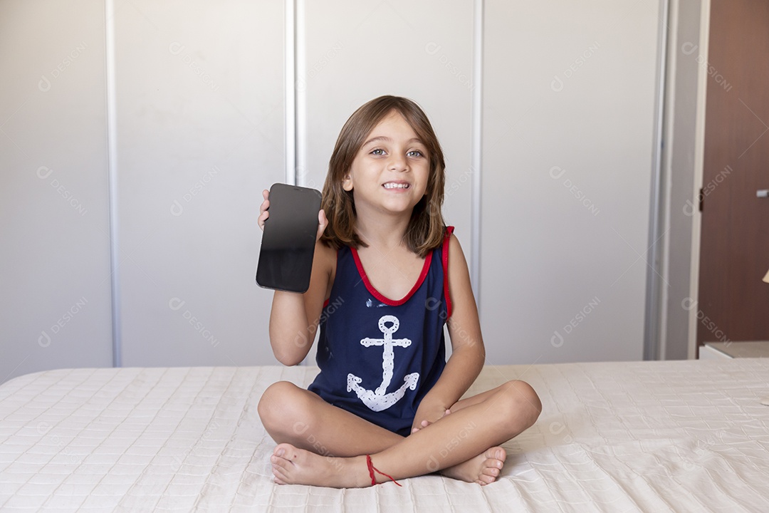 Linda garotinha fofa sobre fundo isolado