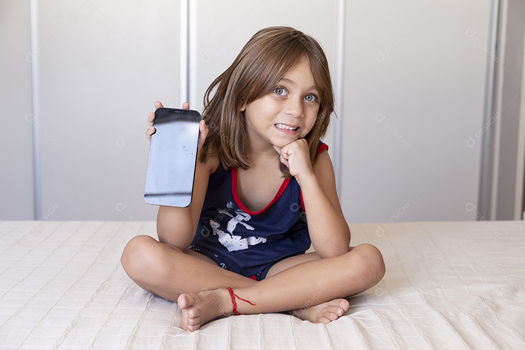 Linda garotinha fofa sobre fundo isolado