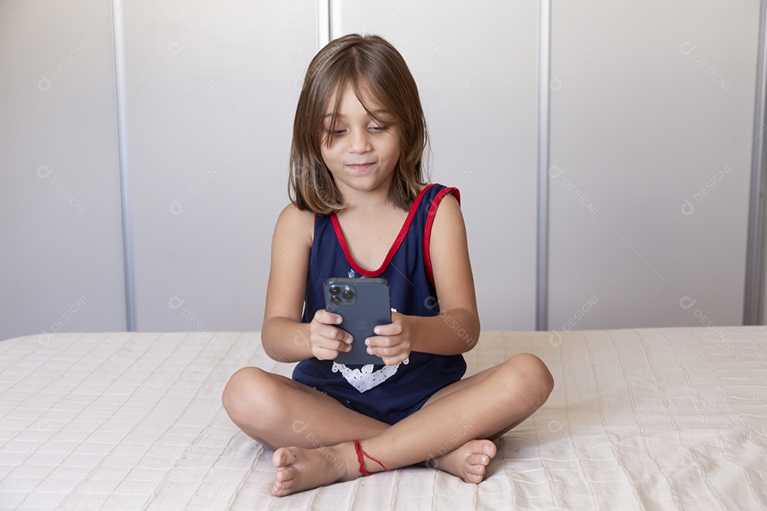 Linda garotinha fofa sobre fundo isolado