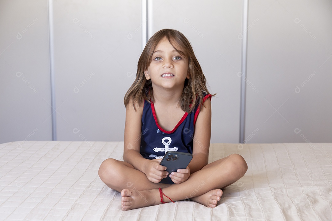 Linda garotinha fofa sobre fundo isolado