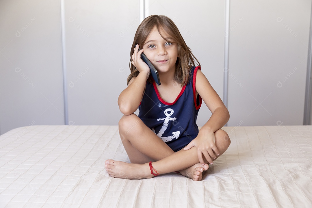 Linda garotinha fofa sobre fundo isolado