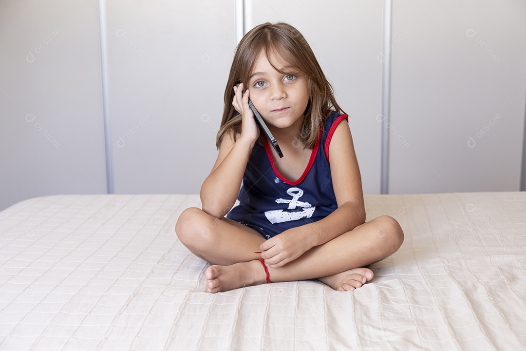 Linda garotinha fofa sobre fundo isolado