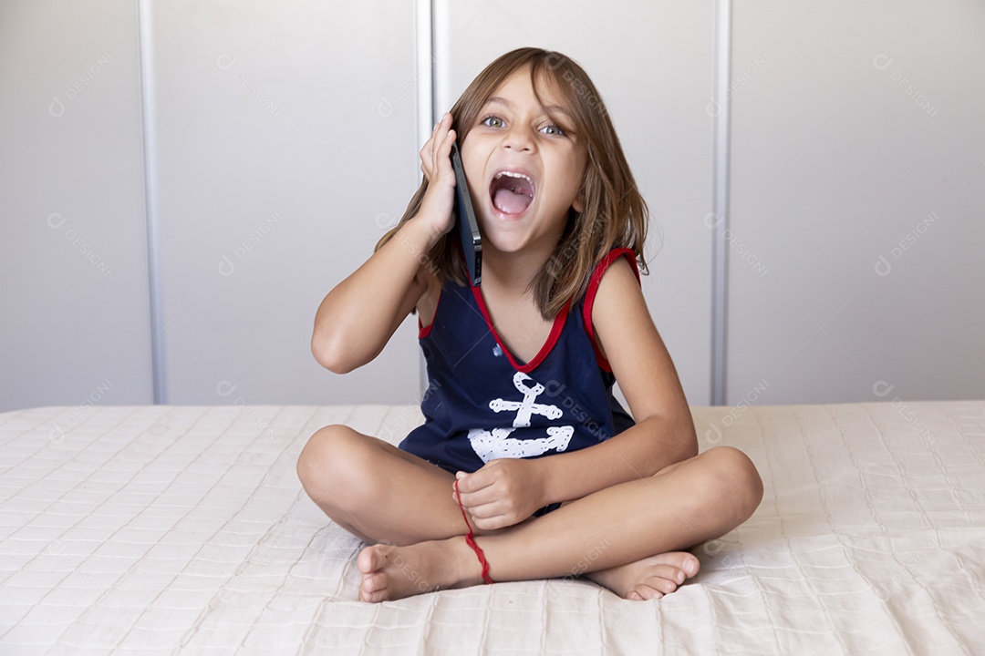 Linda garotinha fofa sobre fundo isolado
