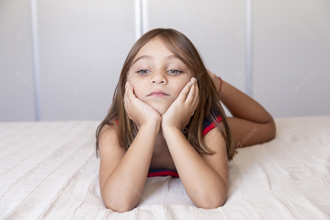 Linda garotinha fofa sobre fundo isolado