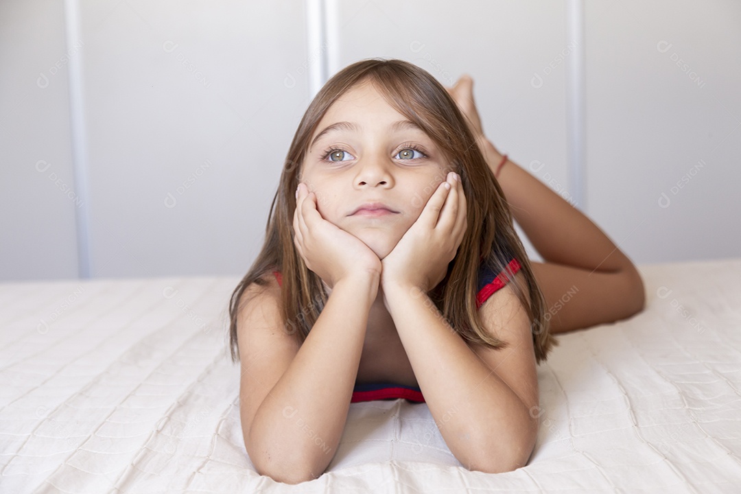 Linda garotinha fofa sobre fundo isolado