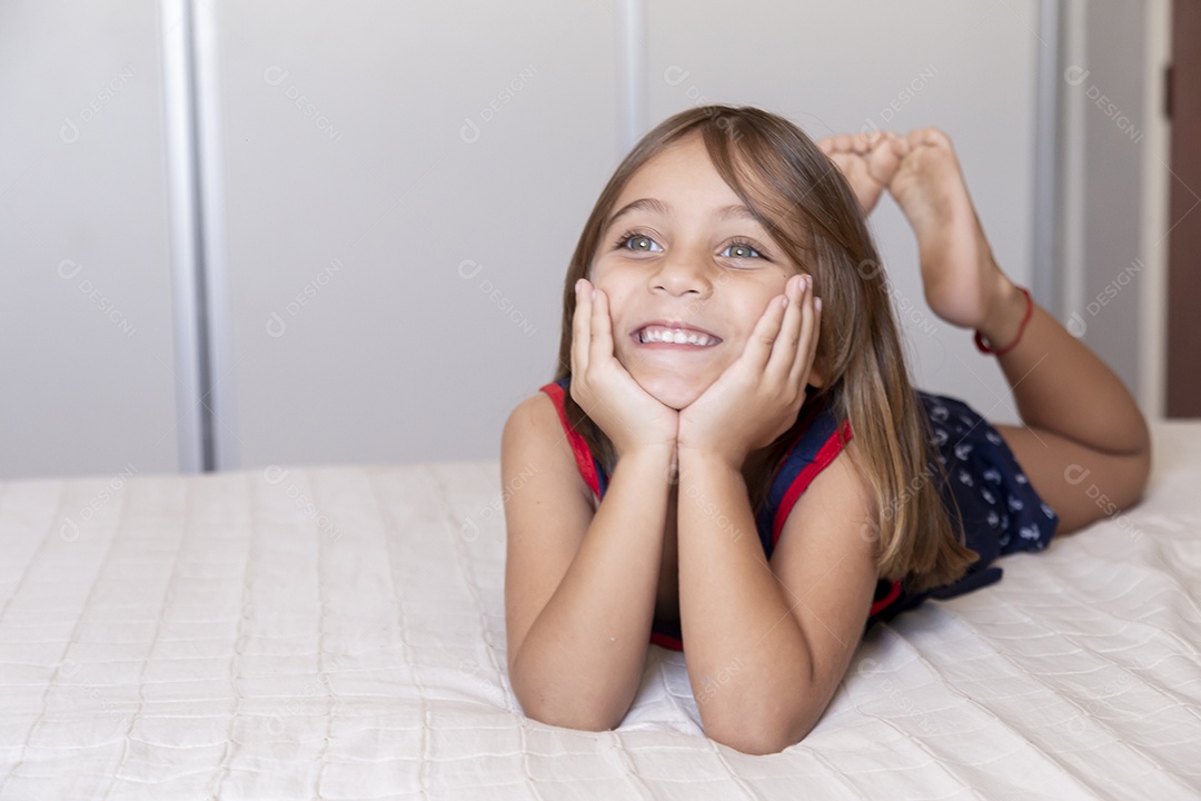 Linda garotinha fofa sobre seu quarto