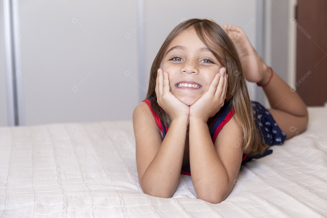 Linda garotinha fofa sobre seu quarto