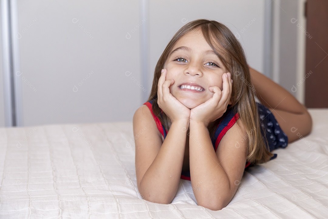 Linda garotinha fofa sobre seu quarto