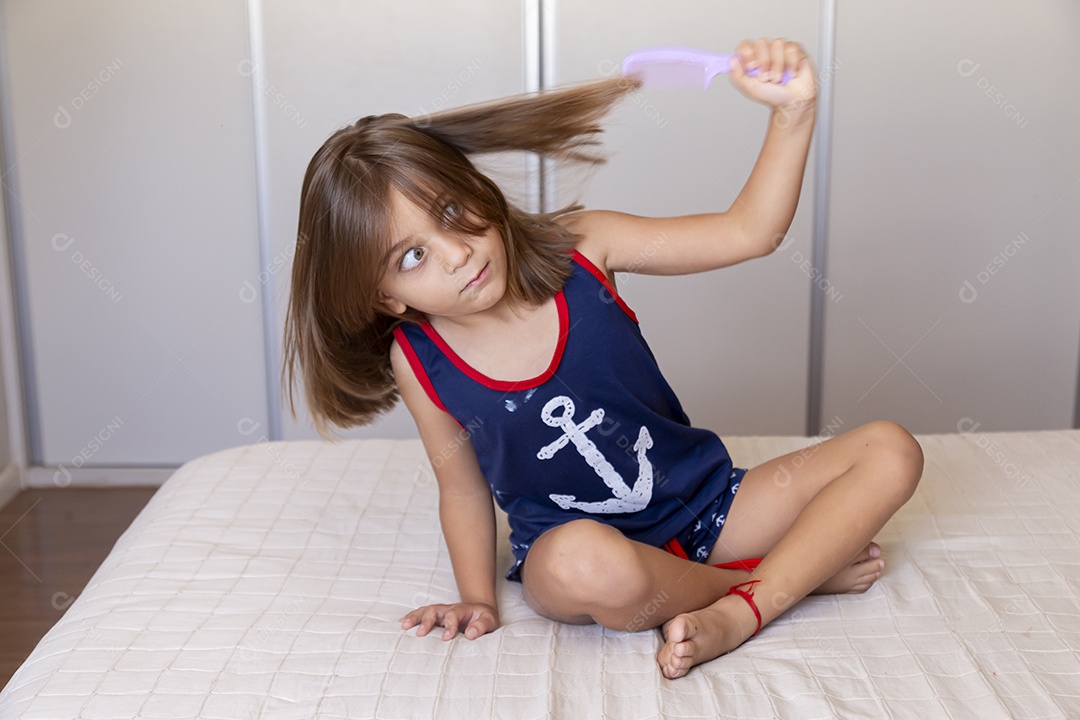 Linda garotinha fofa sobre seu quarto