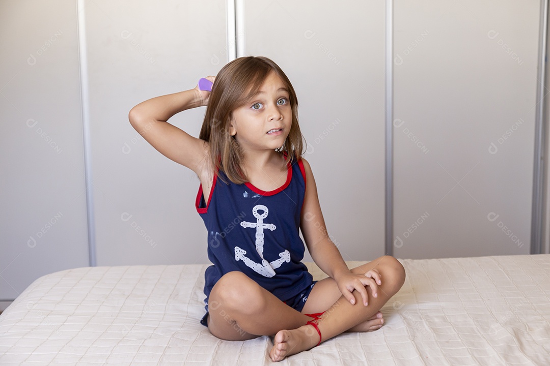 Linda garotinha fofa sobre fundo isolado