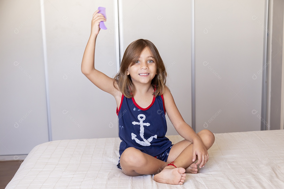 Linda garotinha fofa sobre fundo isolado