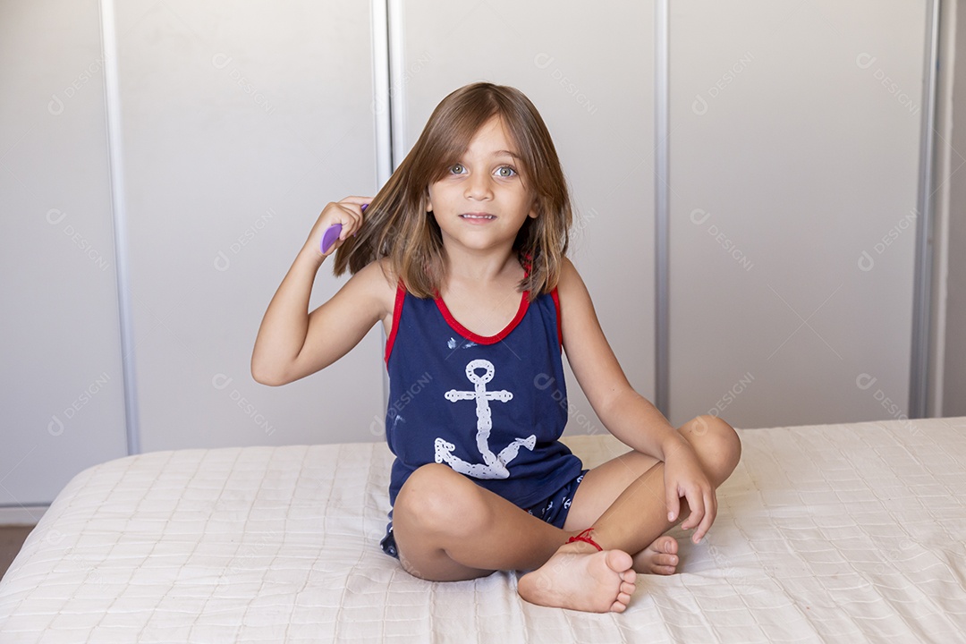 Linda garotinha fofa sobre fundo isolado