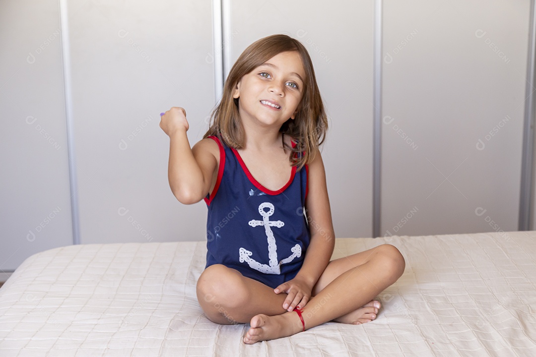 Linda garotinha fofa sobre fundo isolado