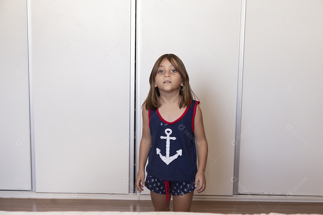 Linda garotinha fofa sobre fundo isolado