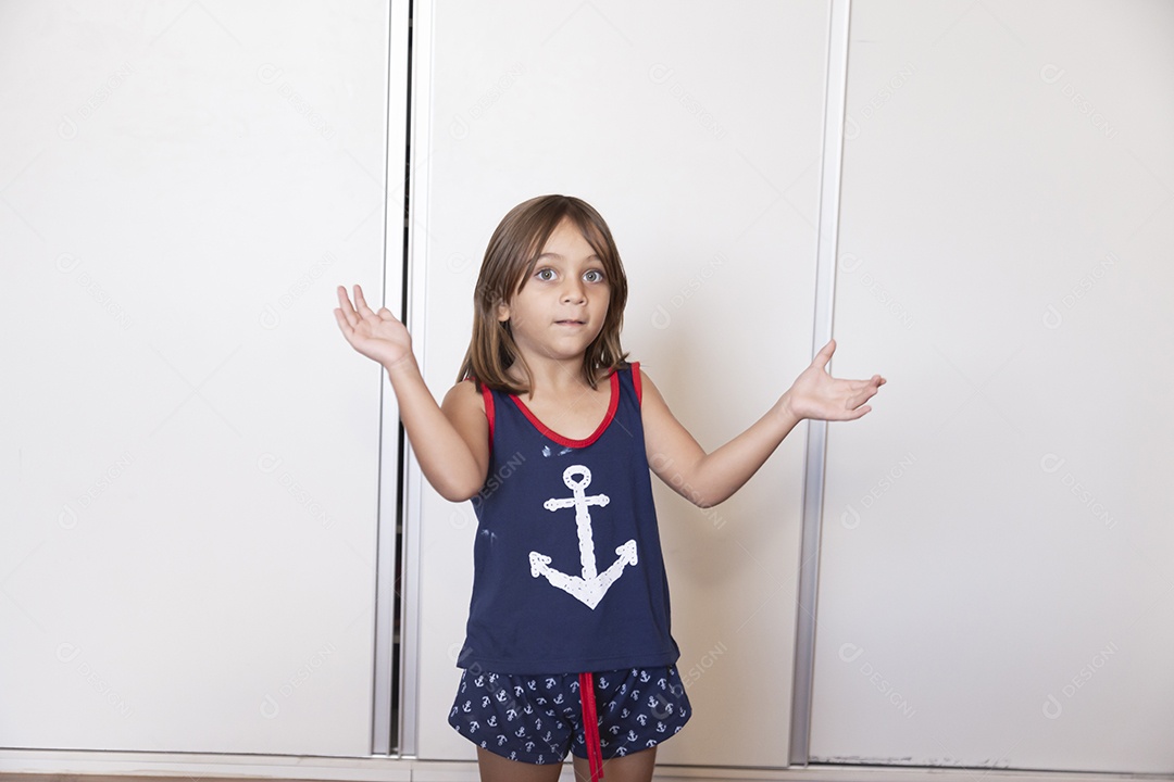 Linda garotinha fofa sobre fundo isolado