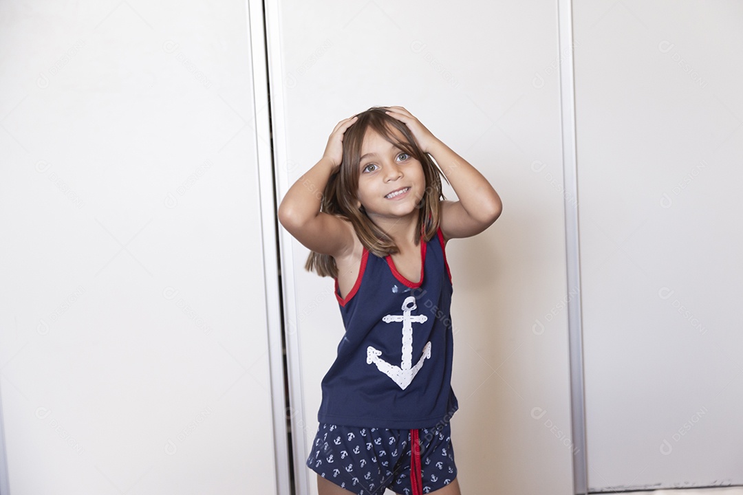 Linda garotinha fofa sobre fundo isolado