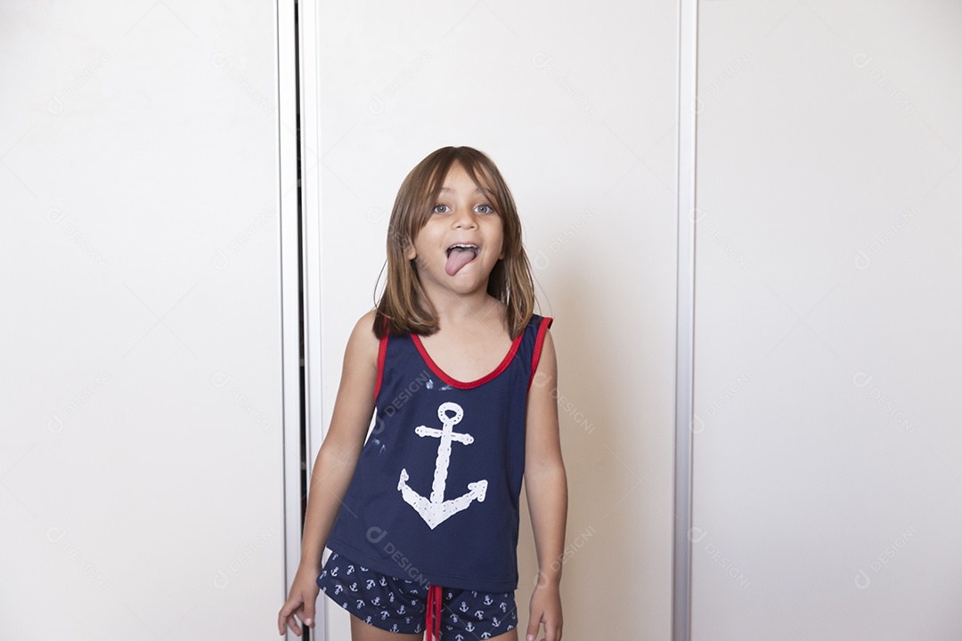 Linda garotinha fofa sobre fundo isolado