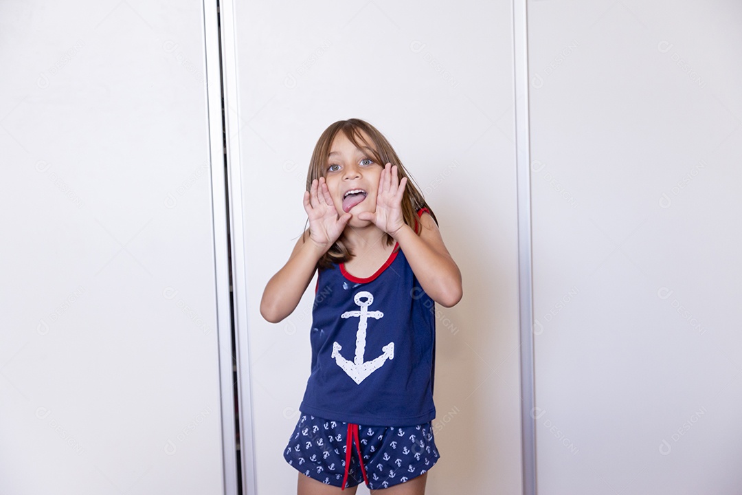 Linda garotinha fofa sobre fundo isolado