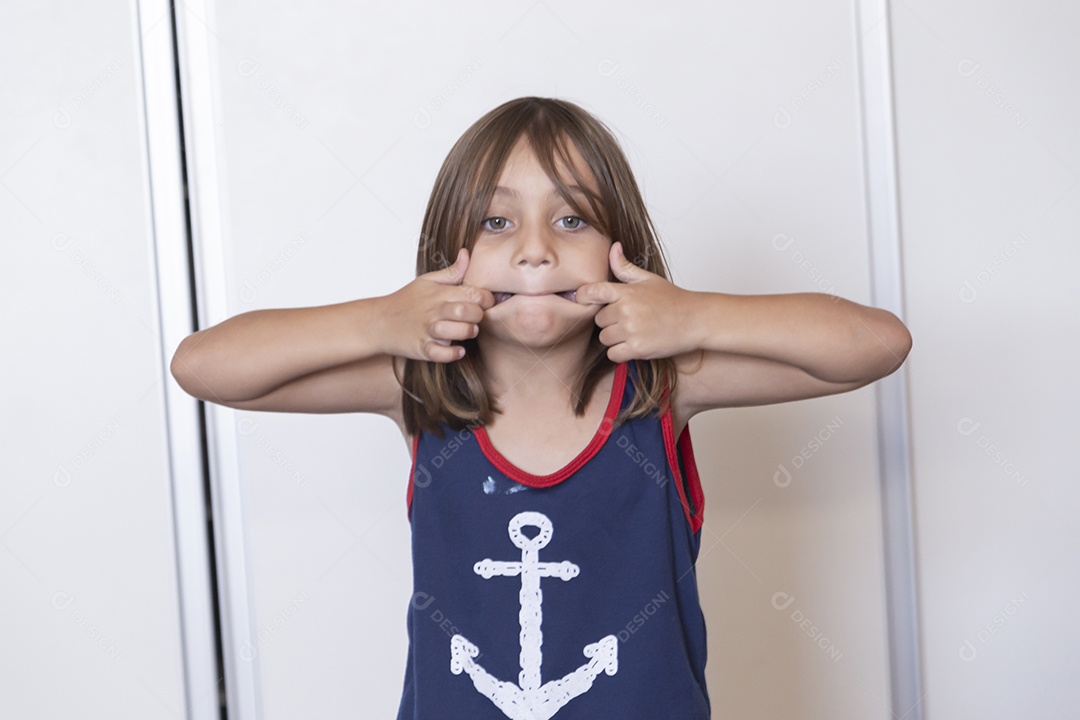 Linda garotinha fofa sobre fundo isolado