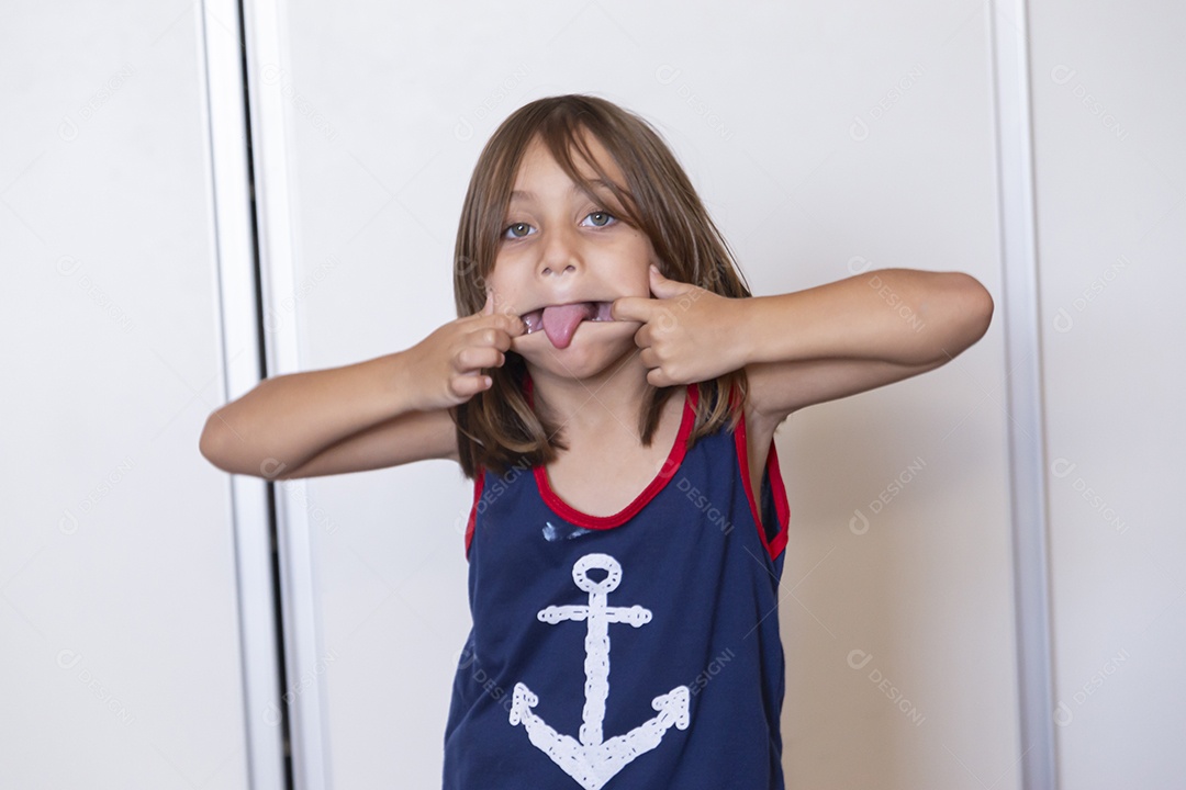 Linda garotinha fofa sobre fundo isolado