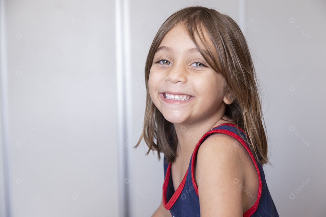 Linda garotinha fofa sobre fundo isolado