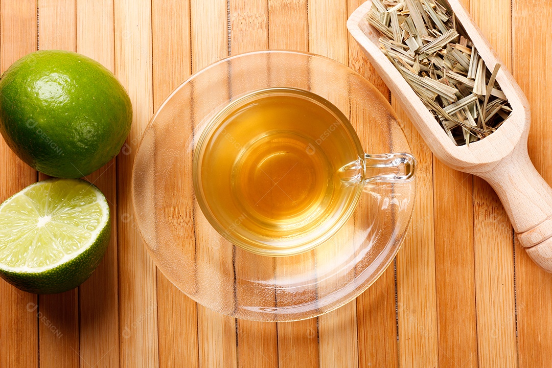 Chá de capim limão em xícara de vidro na mesa de bambu