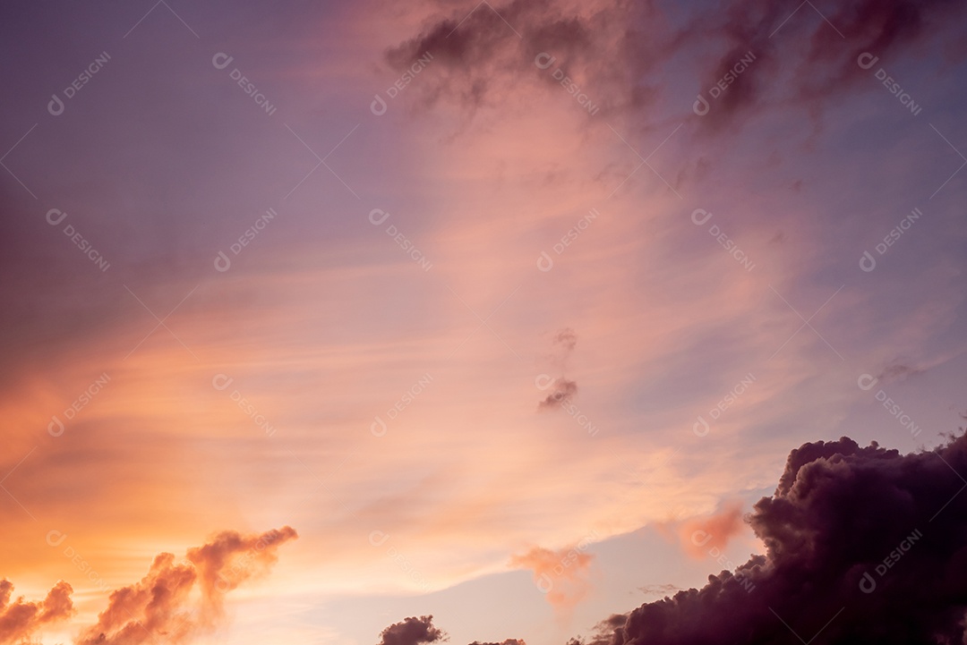 Lindo céu laranja ao pôr do sol