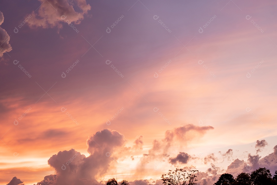 Lindo céu laranja ao pôr do sol