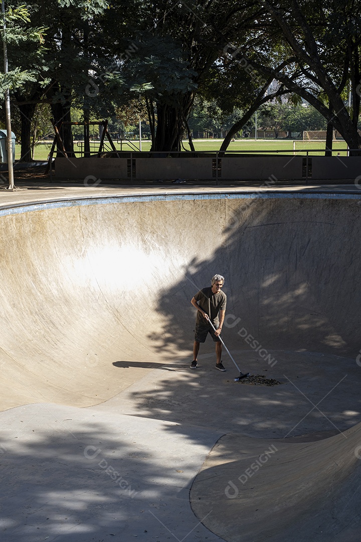 Homem limpando pista de skate