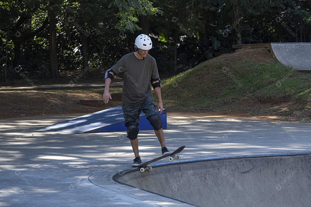 Homem encima de skate