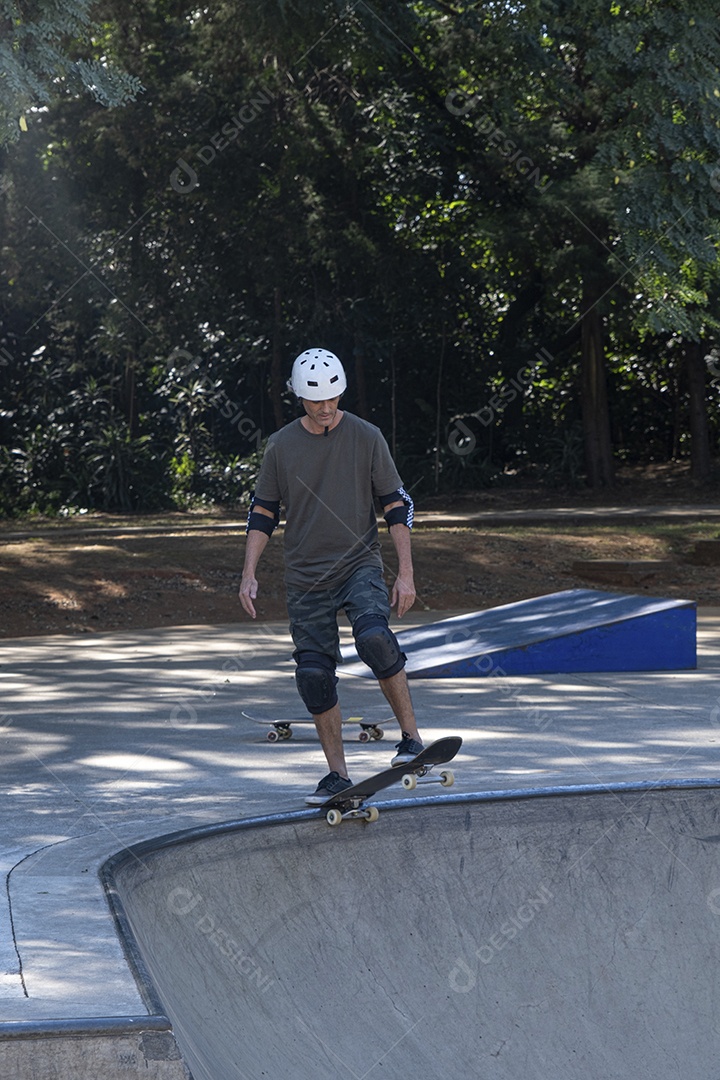 Homem fazendo manobra em rampa de skate