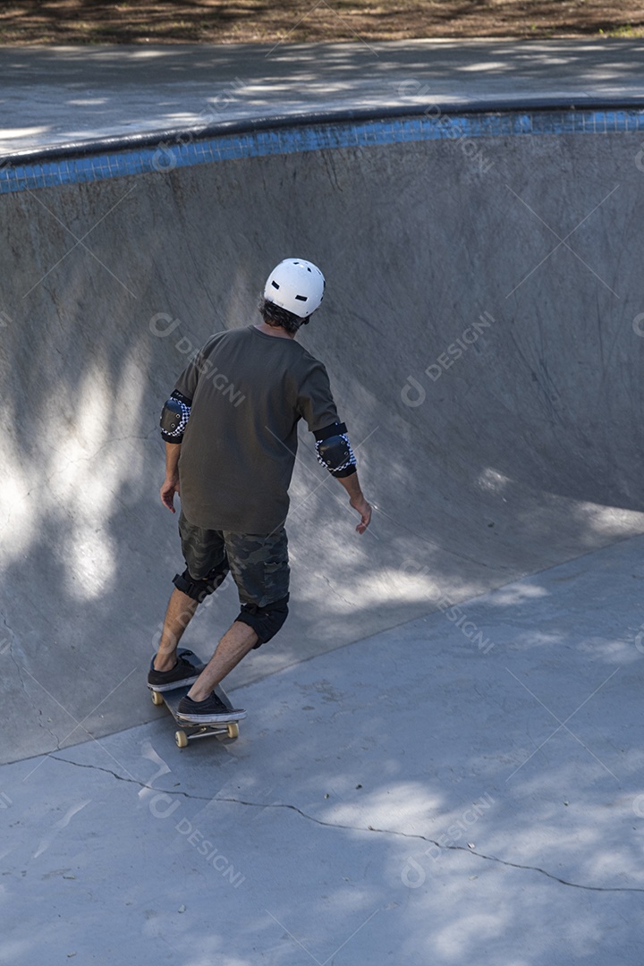 Homem maduro andando de skate