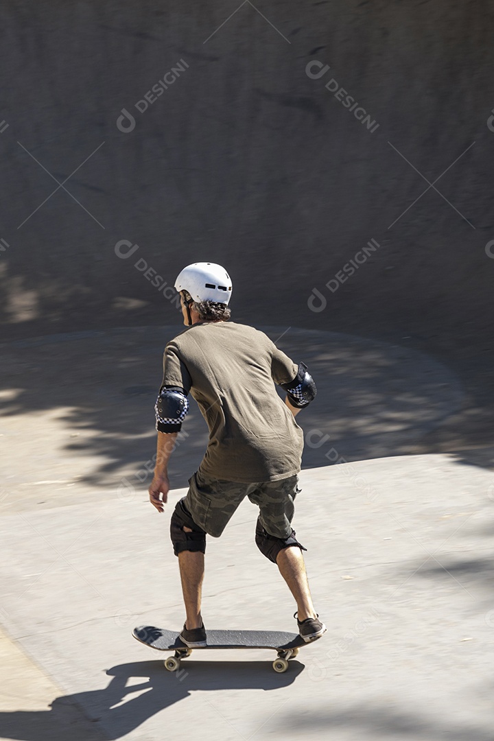 Skatista andando e se divertindo em pista