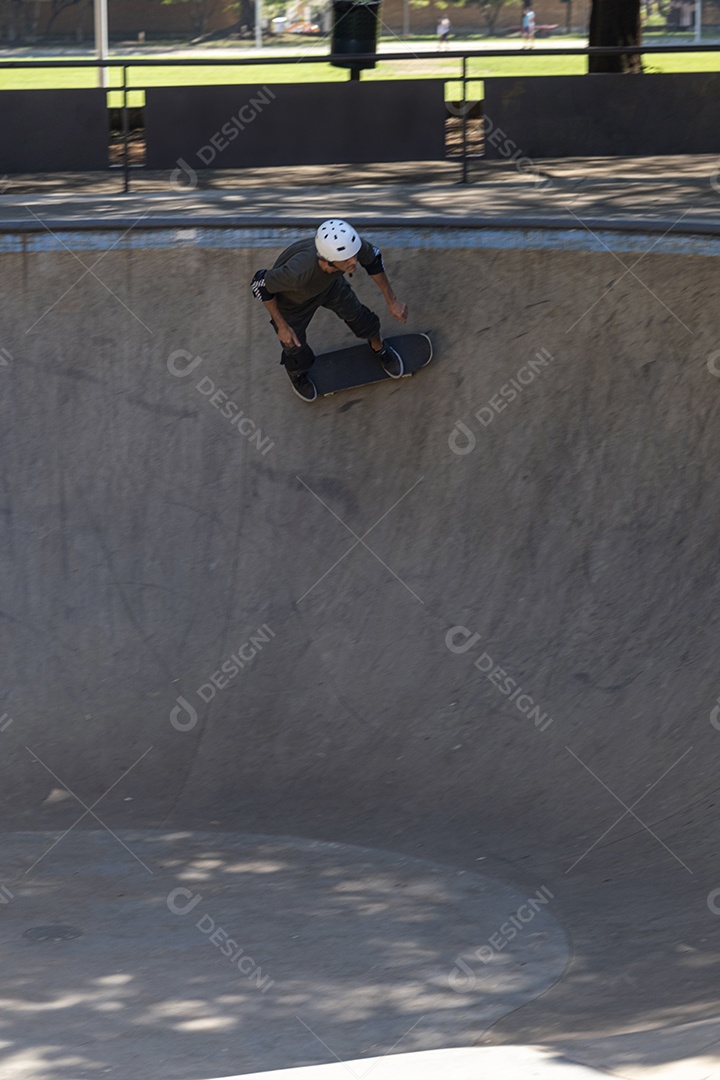 Homem fazendo manobras de skate