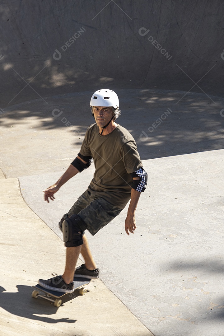 Homem skatista andando de skate