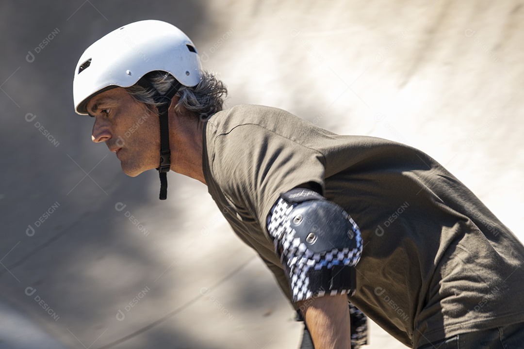 Homem de capacete e cotoveleira