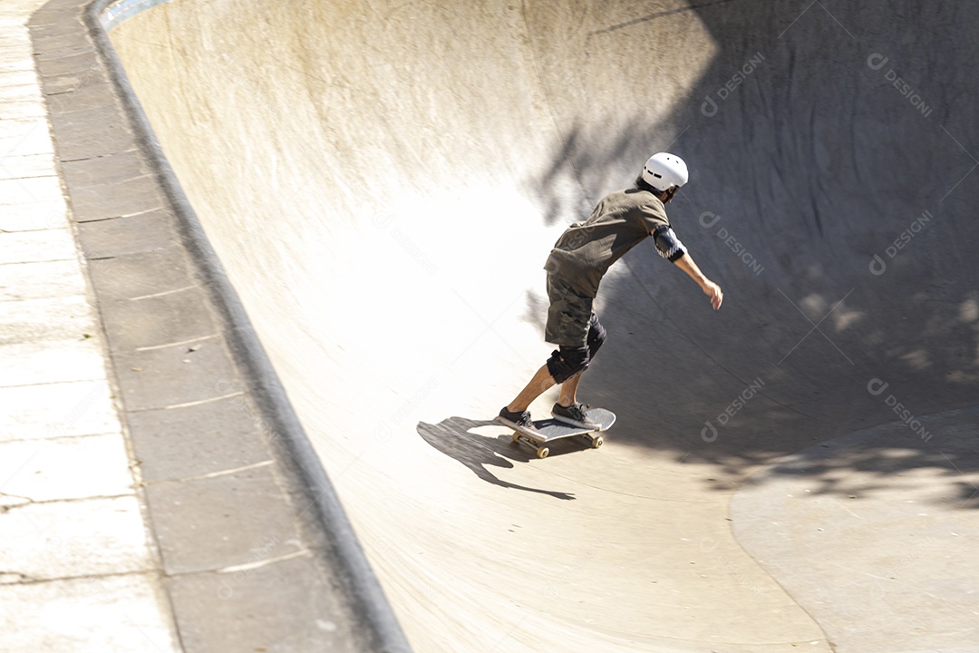 Homem descendo rampa de skate