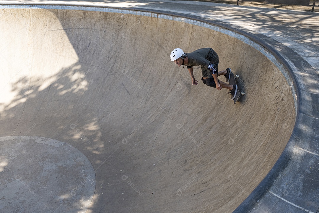 Homem praticando o esqueitismo