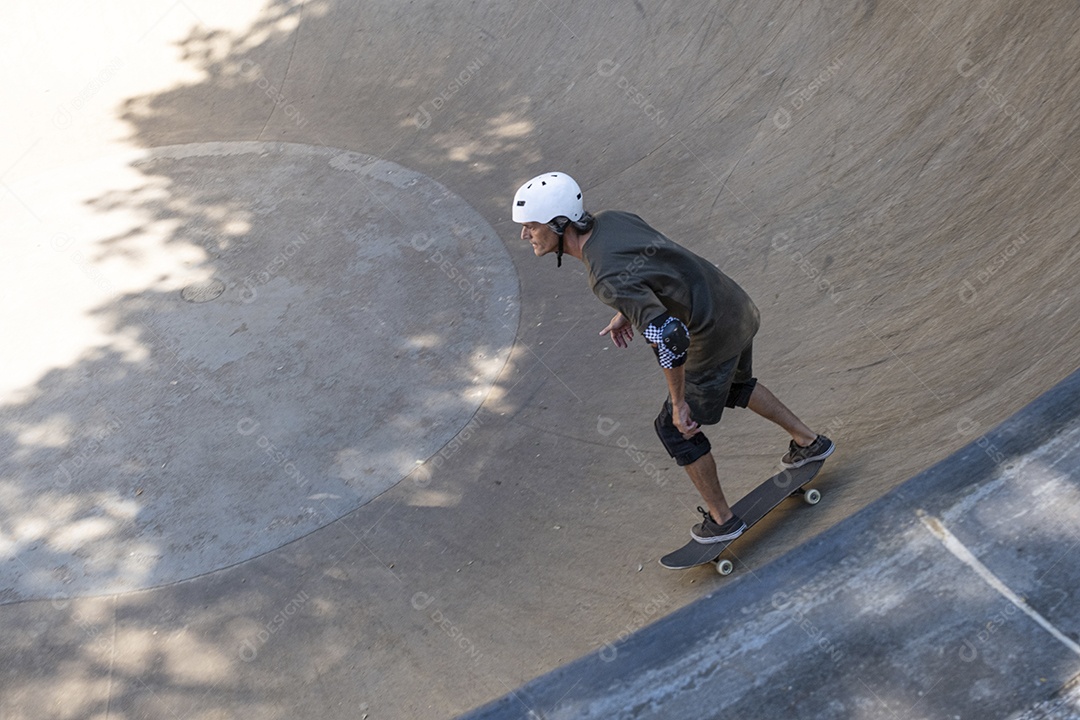 Skatista se divertindo em uma pista de skate em um dia ensolarado