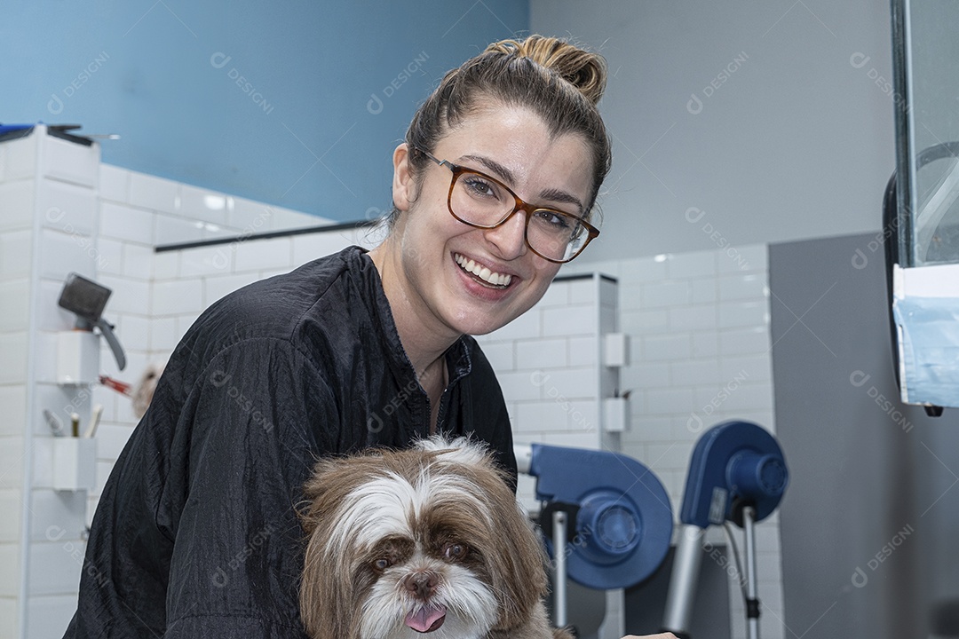 Mulher feliz dando banho em shih tzu no banho e tosa