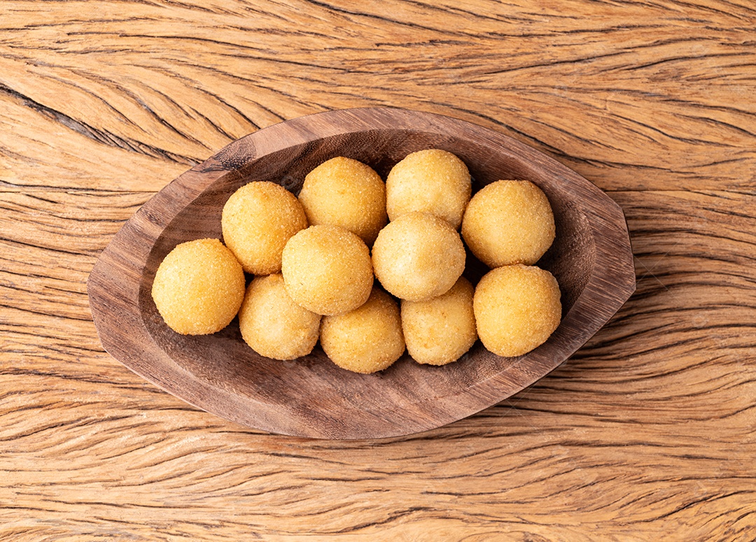 Bola típica de queijo lanche brasileiro em um prato isolado sobre fundo branco