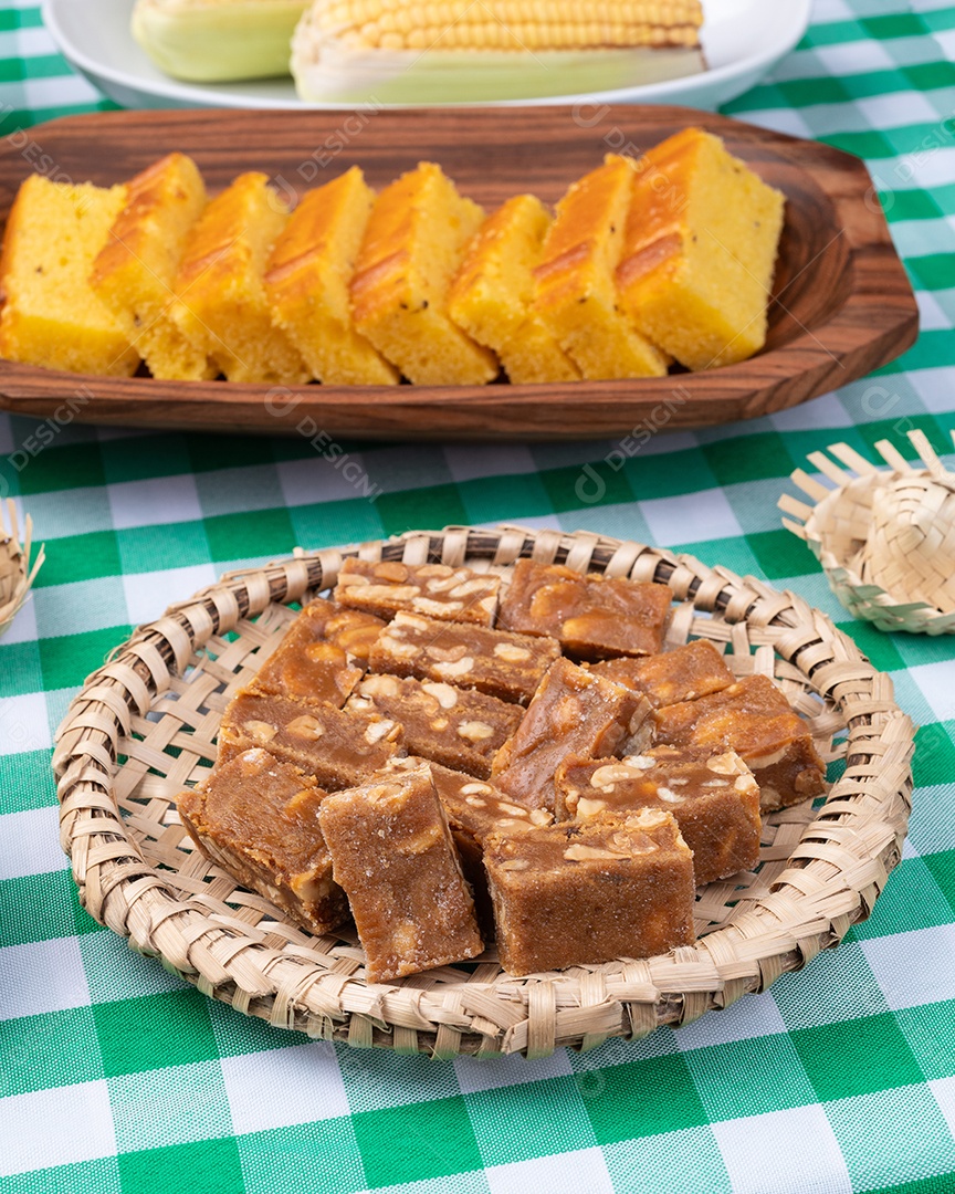 Bolos de milhos e doce pé de moleque