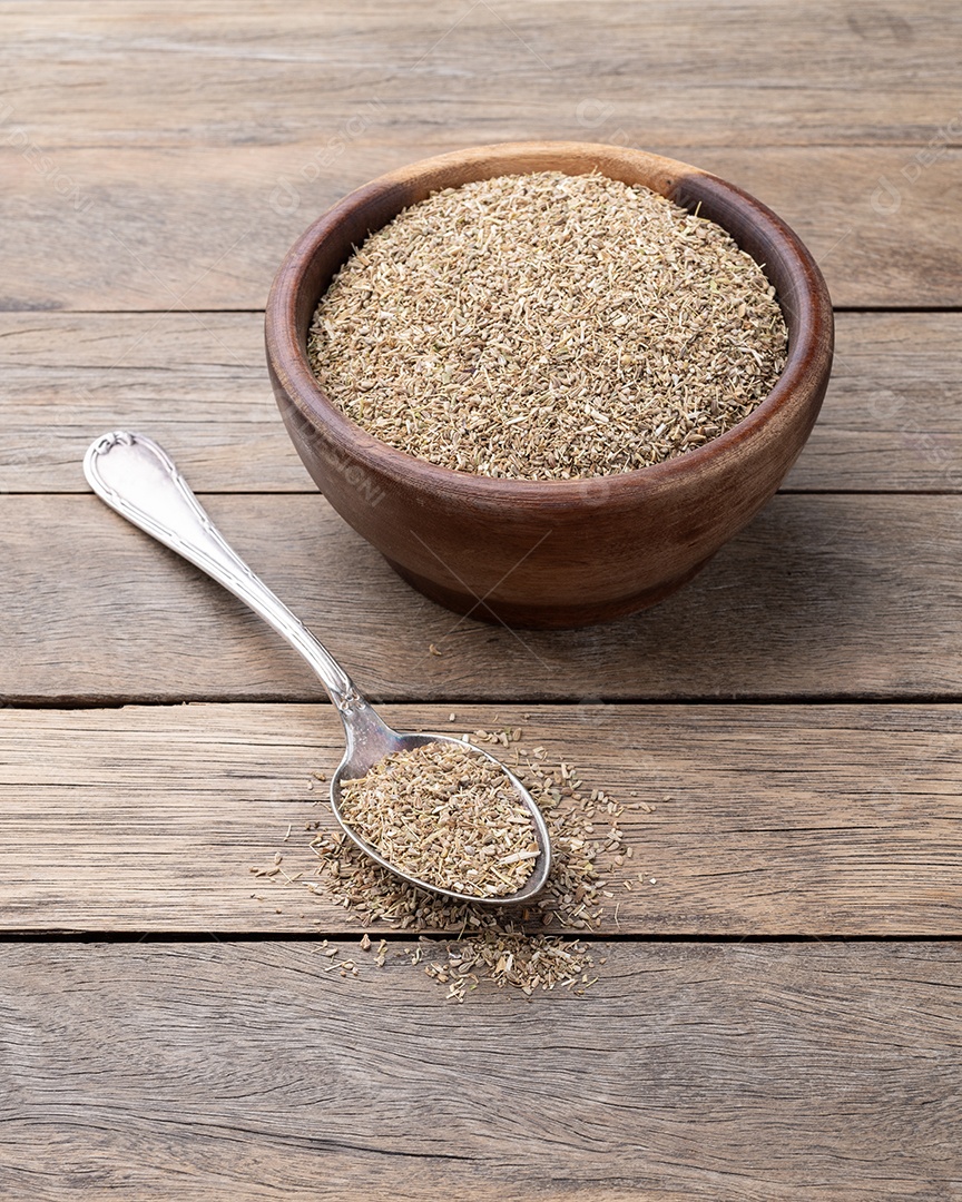 Chá seco de erva-doce em uma tigela sobre a mesa de madeira